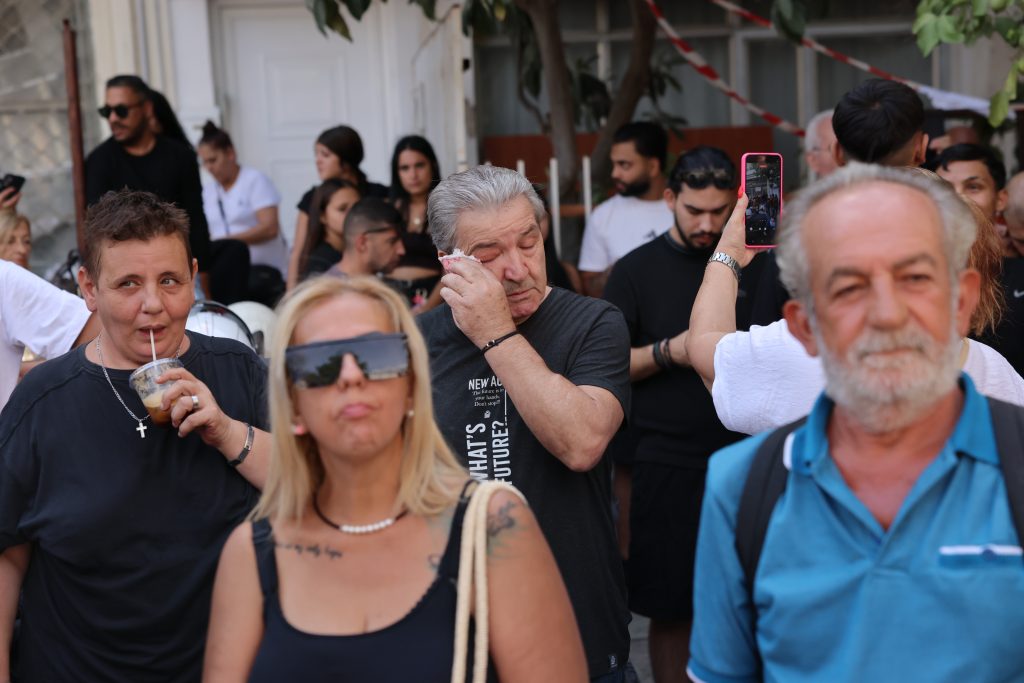 Με τραγούδια, ζεμπέκικο κι ένα λουλούδι στα χέρια αποχαιρετά ο κόσμος τον Γιώργο Μαζωνάκη