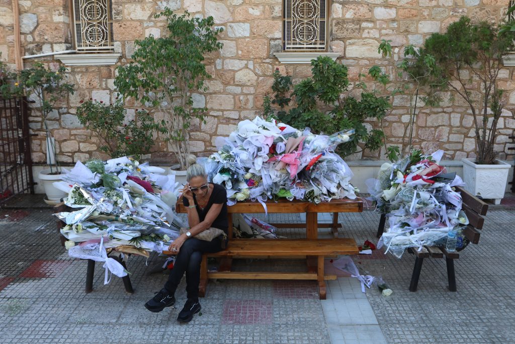 Με τραγούδια, ζεμπέκικο κι ένα λουλούδι στα χέρια αποχαιρετά ο κόσμος τον Γιώργο Μαζωνάκη