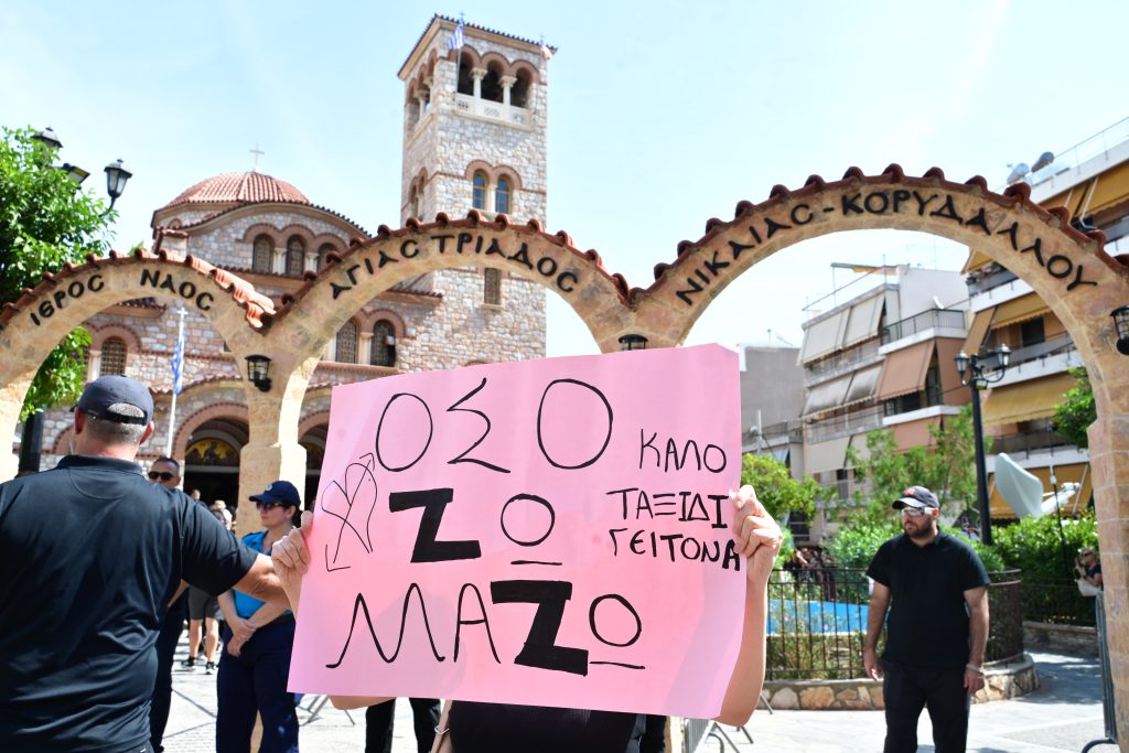 Με τραγούδια, ζεμπέκικο κι ένα λουλούδι στα χέρια αποχαιρετά ο κόσμος τον Γιώργο Μαζωνάκη