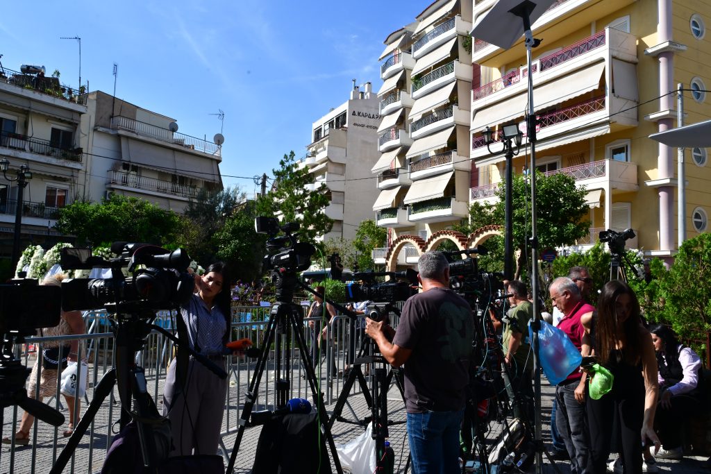 Με τραγούδια, ζεμπέκικο κι ένα λουλούδι στα χέρια αποχαιρετά ο κόσμος τον Γιώργο Μαζωνάκη