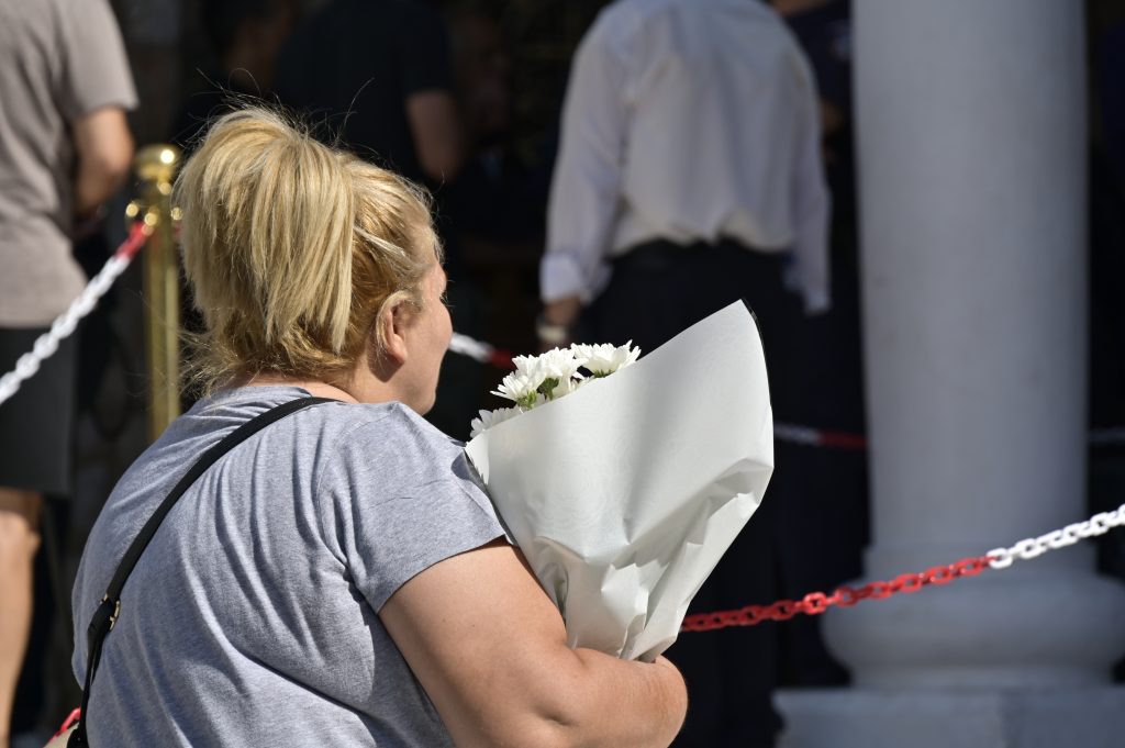 Με τραγούδια, ζεμπέκικο κι ένα λουλούδι στα χέρια αποχαιρετά ο κόσμος τον Γιώργο Μαζωνάκη