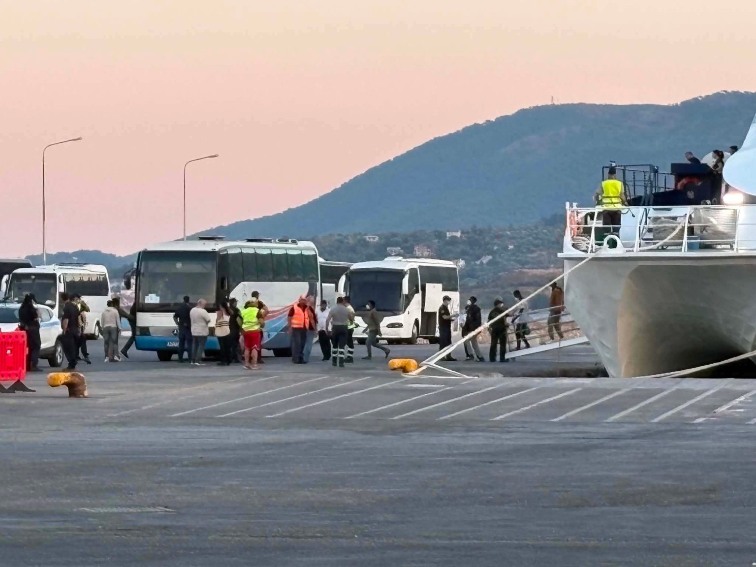 Νέα μεταφορά αιτούντων άσυλο από την Κρήτη στη Λέσβο Νέα μεταφορά αιτούντων άσυλο από την Κρήτη στη Λέσβο