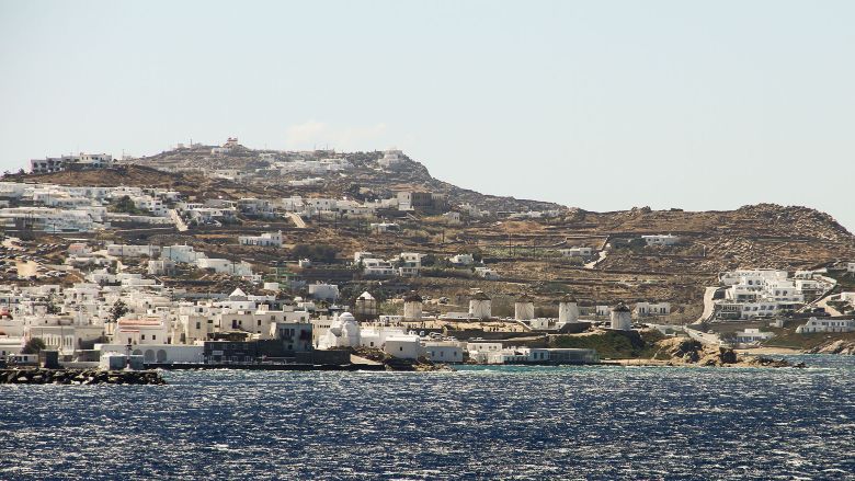 Μύκονος: Σφραγίστηκε η Πολεοδομία – Ξεκινούν αύριο σαρωτικοί έλεγχοι από ειδικό κλιμάκιο που μεταβαίνει στο νησί