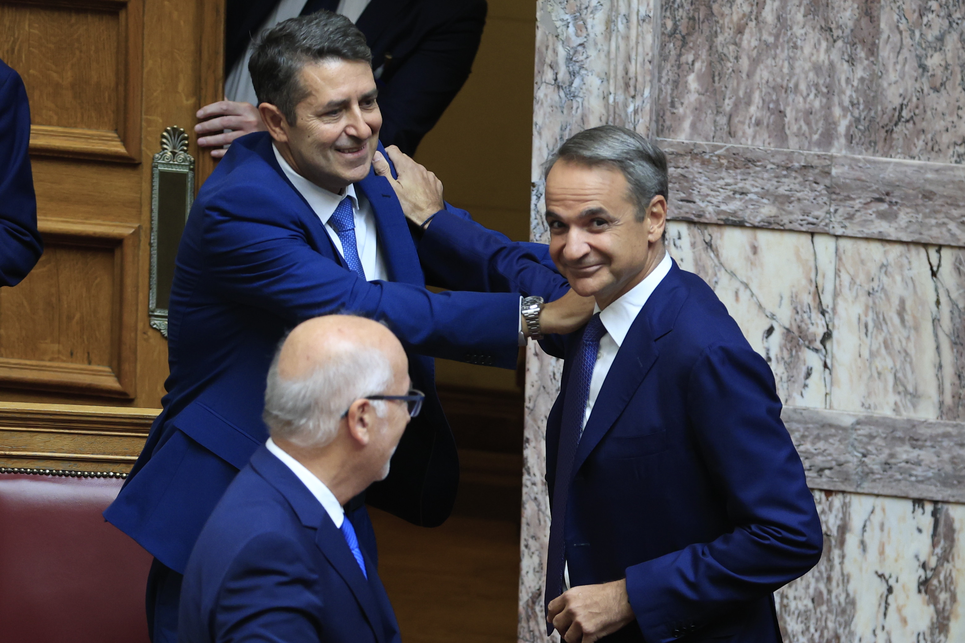 Επιστροφή Μυλωνάκη στα βουλευτικά έδρανα μετά την περιπέτεια υγείας του – Το καλωσόρισμα Μητσοτάκη
