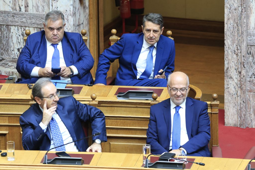 Επιστροφή Μυλωνάκη στα βουλευτικά έδρανα μετά την περιπέτεια υγείας του – Το καλωσόρισμα Μητσοτάκη