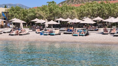Χίος: Συνεχίζεται η κατάληψη γονέων στο δημοτκό σχολείο Πυργίου για τα μαθητικά δρομολόγια
