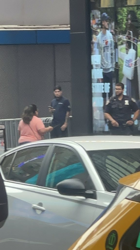 Νέα Υόρκη: Συναγερμός στην Times Square – Αστυνομικός πυροβόλησε γυναίκα μετά από επίθεση με μαχαίρι