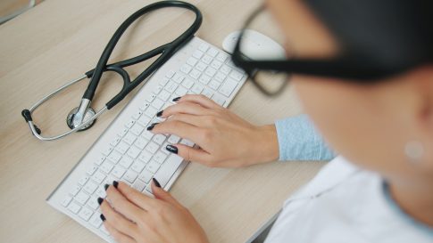 Ουκρανία: Η υπηρεσία καταπολέμησης της διαφθοράς κατηγορεί βουλευτές για δωροδοκίες <strong>και επιχειρεί εφόδους σε κυβερνητικά γραφεία</strong>