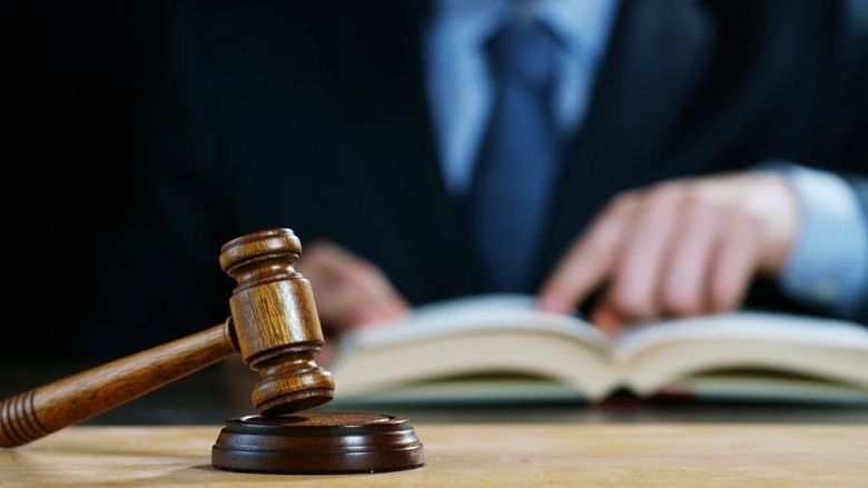 ΑΑΔΕ: Πιέζει τους μεγαλοοφειλέτες να ενταχθούν στη ρύθμιση των 72 δόσεων με «όπλο» τις κατασχέσεις και τους πλειστηριασμούς