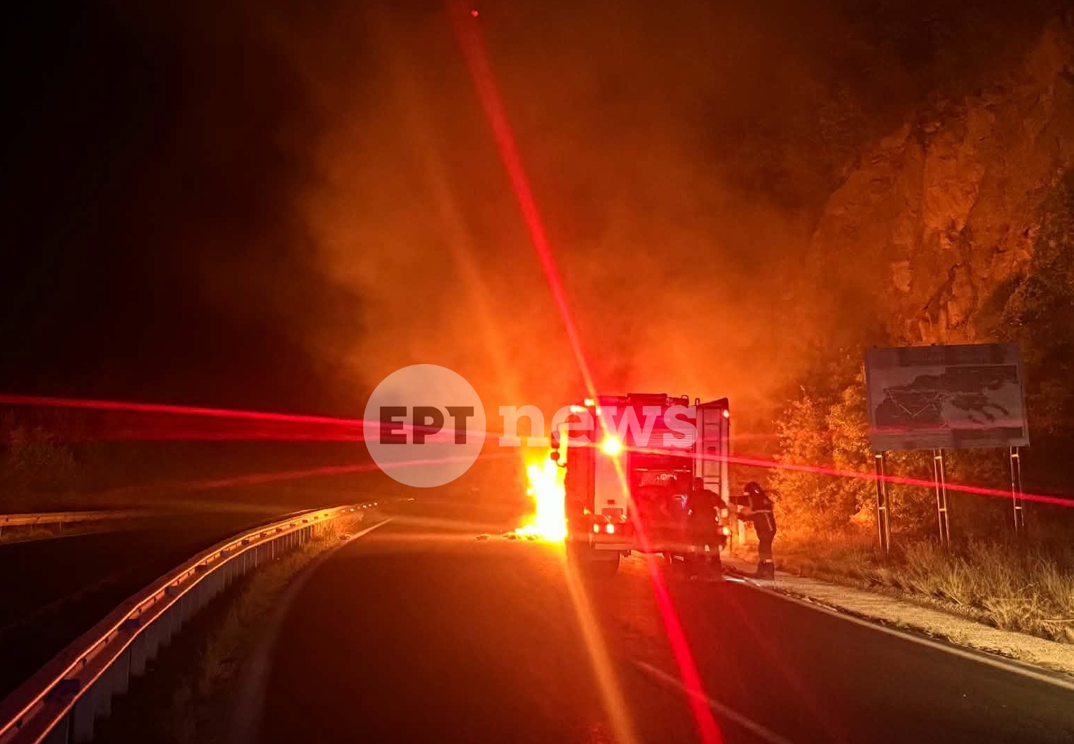 Σέρρες: Φωτιά σε φορτηγό που μετέφερε κοτόπουλα