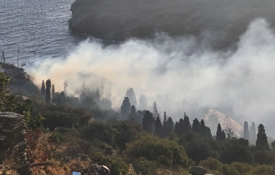 Πυρκαγιά στο Συνετί Άνδρου – Επιχειρούν πυροσβέστες και εναέρια μέσα