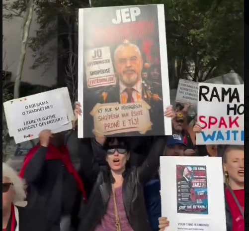 Νέα Υόρκη: Διαδηλωτές πέταξαν αυγά στον Έντι Ράμα – «Υστερικές κότες» ήταν η απάντησή του