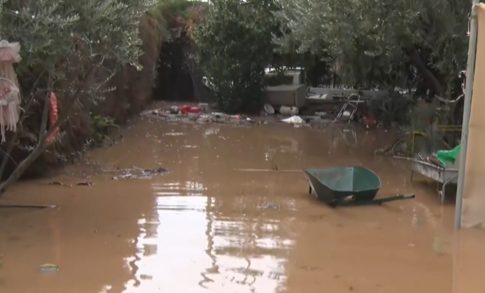 Ισπανία: Εκατοντάδες πολίτες κατασκήνωσαν στο κέντρο της Μαδρίτης – «Ή θα πέσει η αισχροκέρδεια ή θα πέσει η κυβέρνηση»