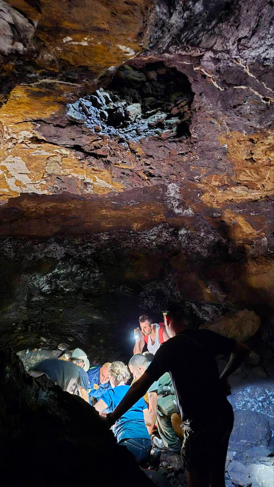 Απεγκλωβισμός γυναίκας από σπήλαιο στη Σέριφο