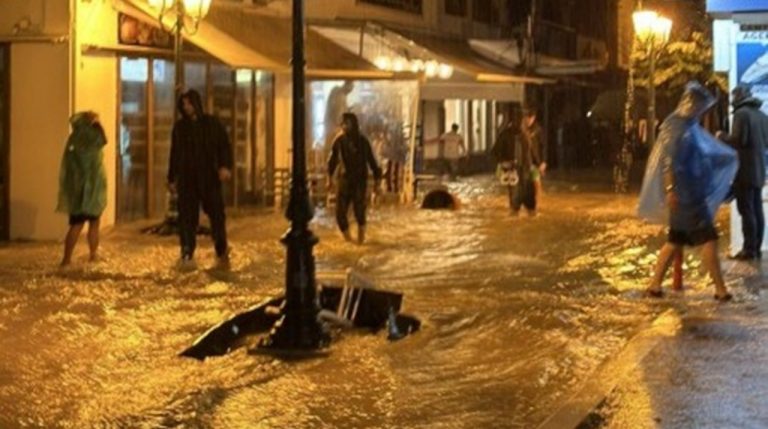 Σκιάθος: Ξεκίνησαν οι αυτοψίες για τις ζημιές από την κακοκαιρία – Ζημιές σε καταστήματα και κατοικίες