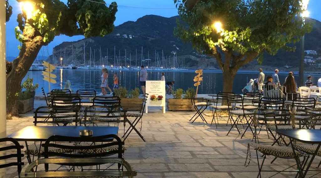 Natura και τραπεζοκαθίσματα στη Σκόπελο: Για πρώτη φορά φέτος ο περιορισμός 30% στα τραπεζοκαθίσματα