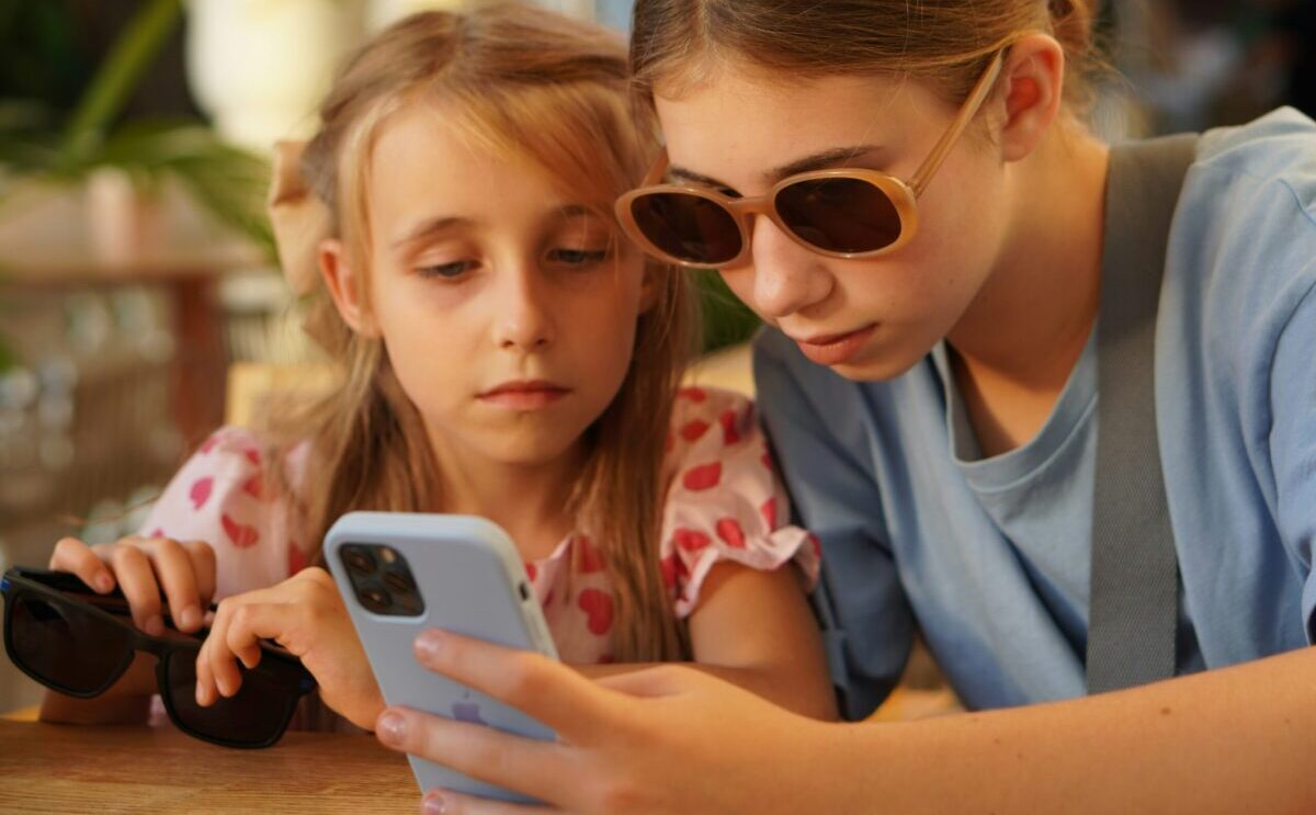 ΕΕ: Ειδικοί ζητούν αυστηρούς κανόνες στα social media αντί για απαγόρευση των ανηλίκων