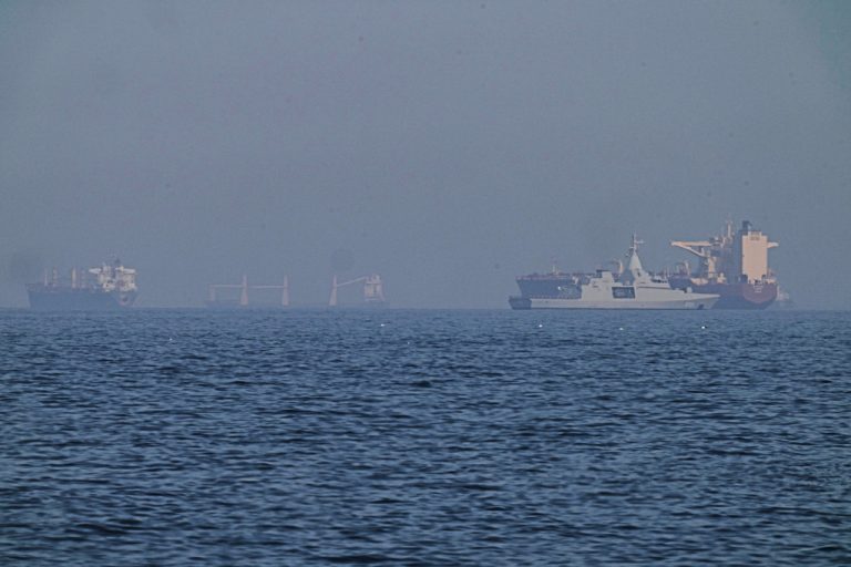 Κατακόρυφη πτώση της ναυσιπλοΐας στα Στενά του Ορμούζ – Μόλις 4 διελεύσεις την Τρίτη