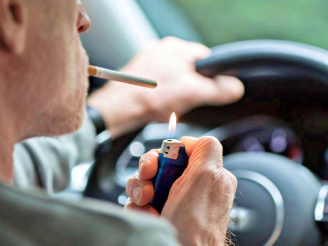 Χίος: «Καμπάνα» 1.500 ευρώ σε οδηγό που πέταξε αναμμένο τσιγάρο από το αυτοκίνητο