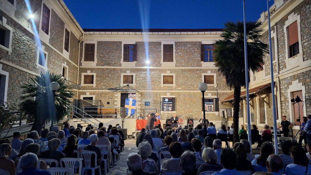 Μια ζωή «στο μετερίζι τσ’ ανθρωπιάς»: Οι εξομολογήσεις του μουσικού Βασίλης Σκουλά και η ματιά του Κώστα Μπαλαχούτη
