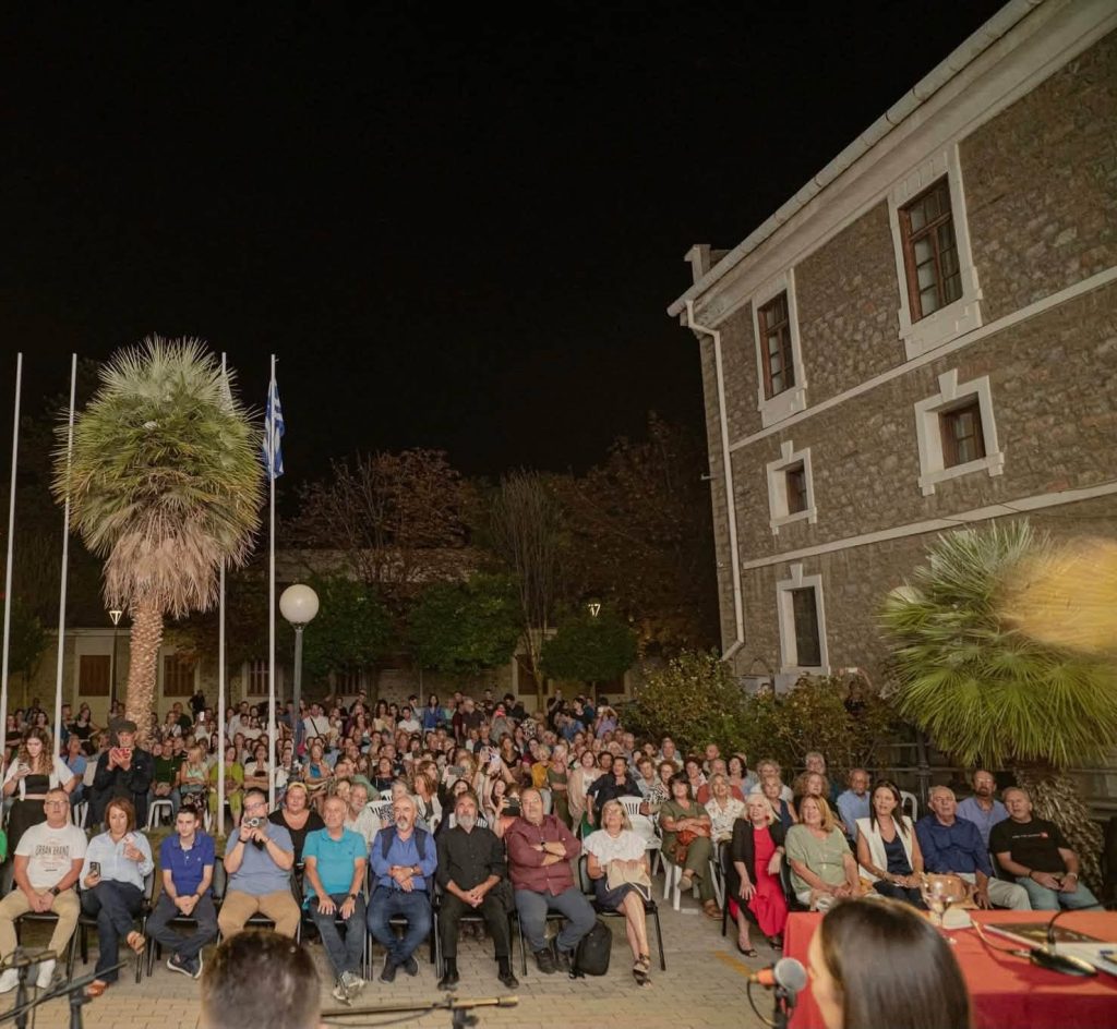 Μια ζωή «στο μετερίζι τσ’ ανθρωπιάς»: Οι εξομολογήσεις του μουσικού Βασίλης Σκουλά και η ματιά του Κώστα Μπαλαχούτη
