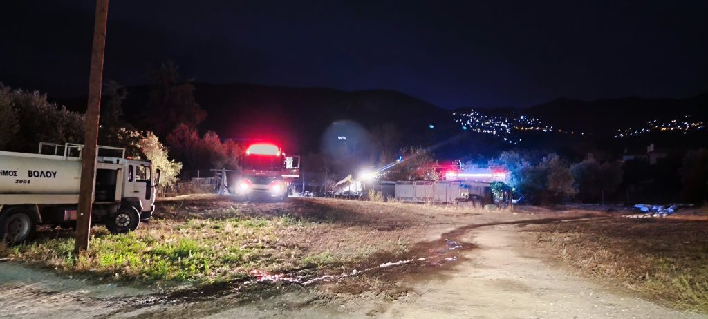 Βόλος: Έσβησε η μεγάλη φωτιά σε ελαστικά στην Αγία Παρασκευή – 20 πυροσβέστες και έλεγχοι για την ποιότητα του αέρα