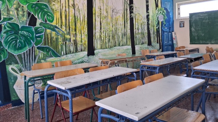 Μία καθηγήτρια είδε μία μέρα έναν μουτζουρωμένο τοίχο – Πώς ένα σχολείο στην Κυψέλη «μεταμορφώθηκε» σε έργο τέχνης