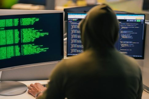Βυτιοφόρο έριχνε σε φρεάτιο του Κηφισού βιομηχανικά απόβλητα που κατέληγαν στη θάλασσα – Τρεις συλλήψεις