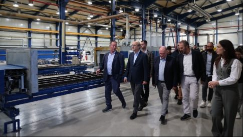 Καστοριά: Αυτοκίνητο «προσγειώθηκε» σε αυλή σπιτιού — Παρά τρίχα γλίτωσαν οι κάτοικοι