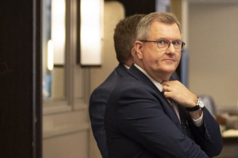 Αλβανία: Το ΕΡΤnews στις επειδοδιακές διαδηλώσεις στα Τίρανα – Δεκάδες τραυματίες στα νοσοκομεία
