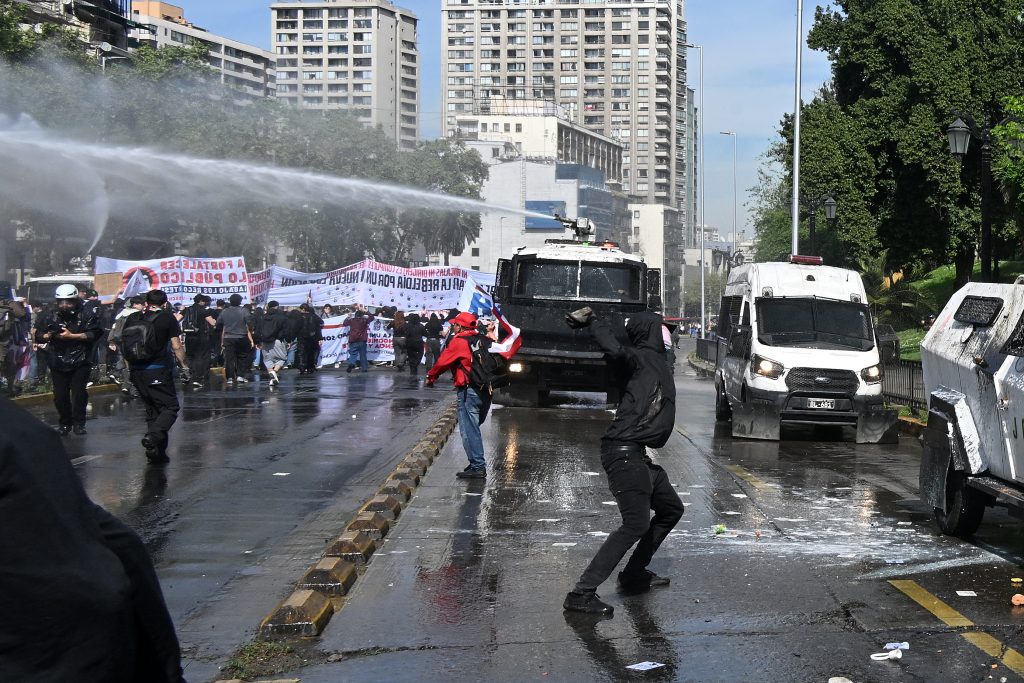 Χιλή: Πιθανές περικοπές στη δημόσια εκπαίδευση προκαλούν διαμαρτυρίες των φοιτητών – Συγκρούσεις με την αστυνομία