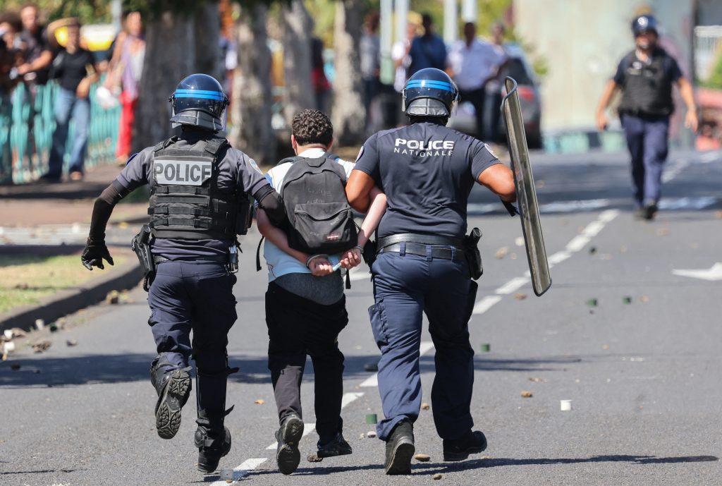 Γαλλία: Σκηνές σκληρής βίας στις διαδηλώσεις για την Παιδεία – Μαθητής έχασε το μάτι του, καθηγήτρια δέχθηκε επίθεση με φλογοβόλο
