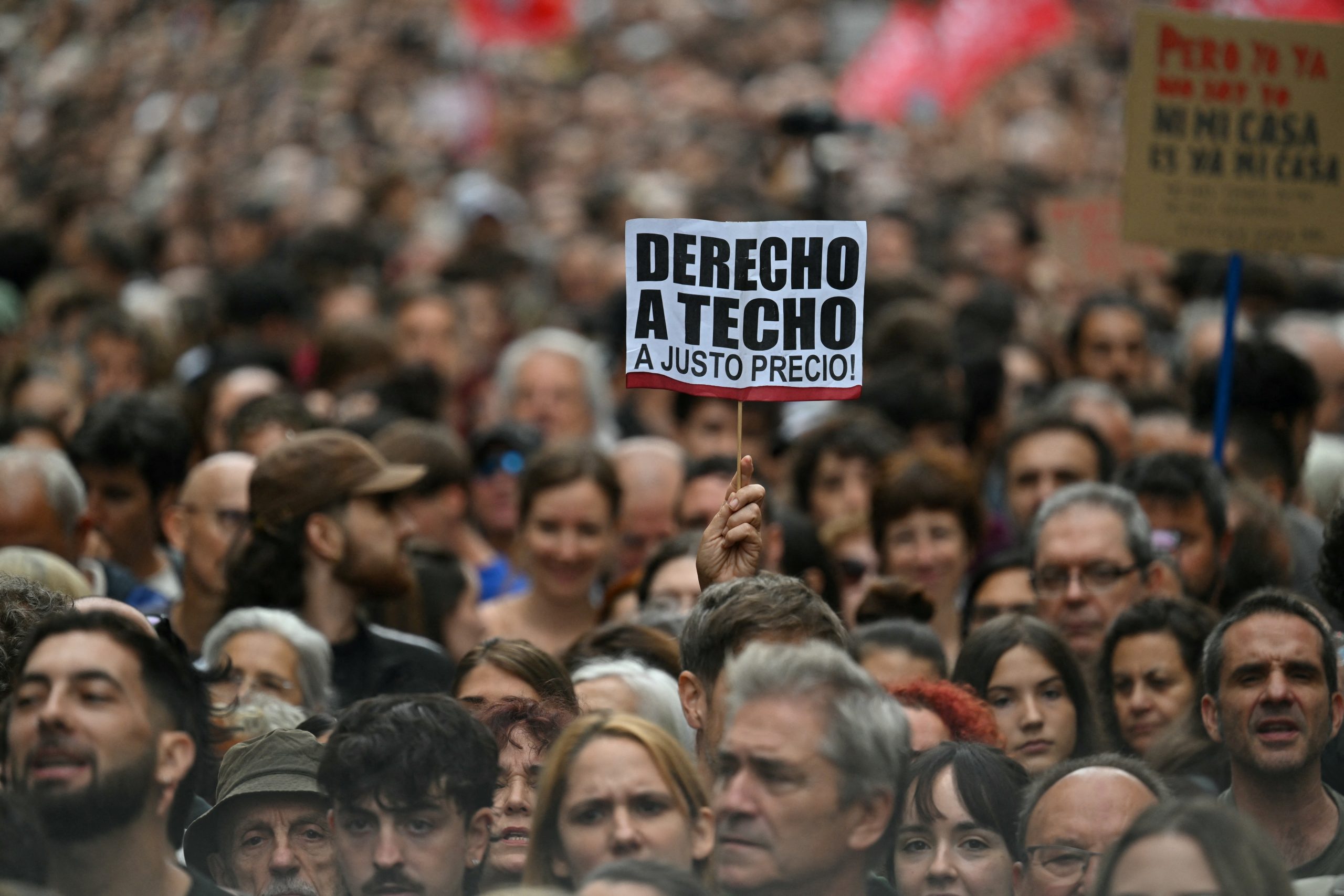 SPAIN-POLITICS-HOUSING-REAL ESTATE-DEMO Μεγάλες διαδηλώσεις στην Ισπανία για το στεγαστικό πρόβλημα