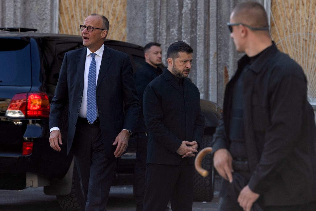 Ο Μερτς στο Κίεβο: «Κύριε Πούτιν, τελειώστε αυτόν τον παράλογο πόλεμο» – Γερμανική βοήθεια 1,35 δισ. ευρώ στην Ουκρανία