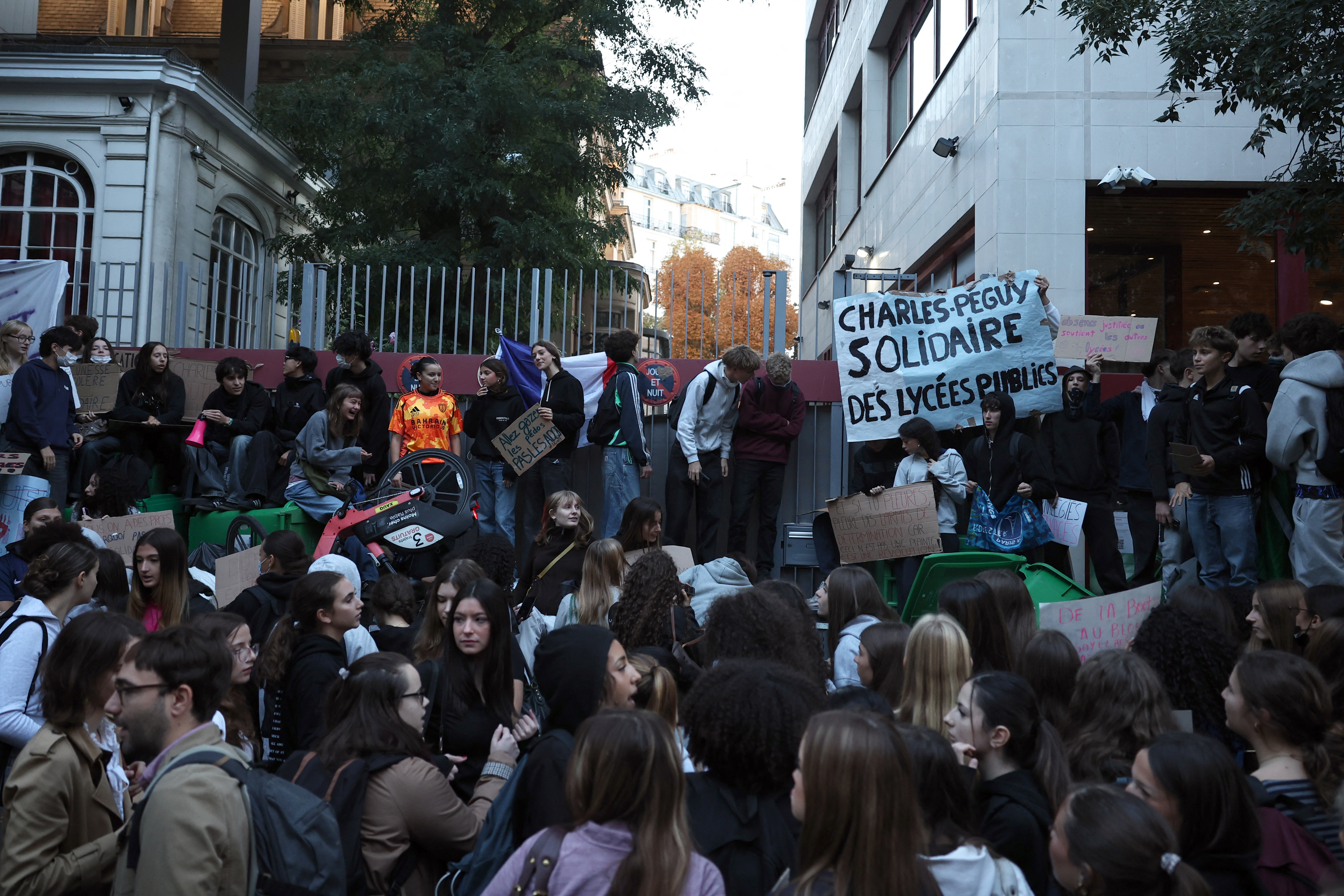 Η Γαλλία προετοιμάζεται για την πιο δύσκολη μέρα των διαδηλώσεων: Τι ζητούν οι μαθητές – 5.000 συλλήψεις