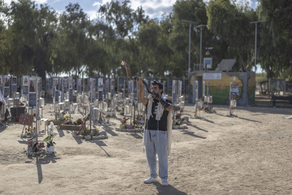 Εκδηλώσεις μνήμης για τα τρία χρόνια από τις επιθέσεις της Χαμάς – Το ΕΡΤnews στο Ισραήλ