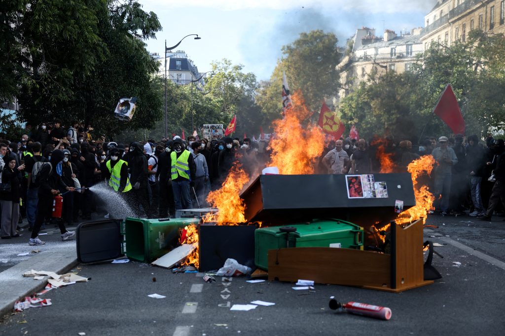 Μαθητικές κινητοποιήσεις στη Γαλλία: Δεκάδες χιλιάδες στους δρόμους – Για βιαιοπραγία κατηγορείται αστυνομικός μετά τον τραυματισμό μαθητή