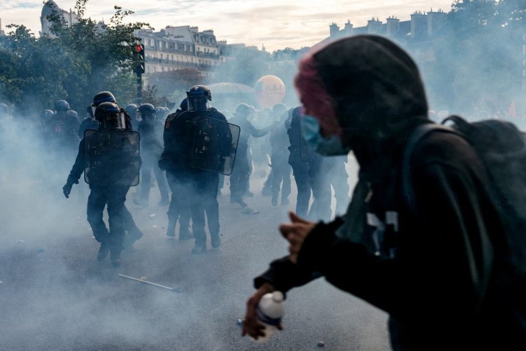 Σε αναβρασμό η Γαλλία: Κλιμακώνονται οι μαθητικές διαμαρτυρίες – «Θέλουμε να ακουστούμε, όχι να μας ρίξουν δακρυγόνα»