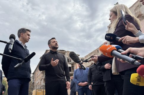 Μένουμε στο σπίτι <br/> και διαβάζουμε ένα καλό βιβλίο