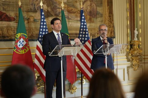 Μένουμε στο σπίτι <br/> και διαβάζουμε ένα καλό βιβλίο