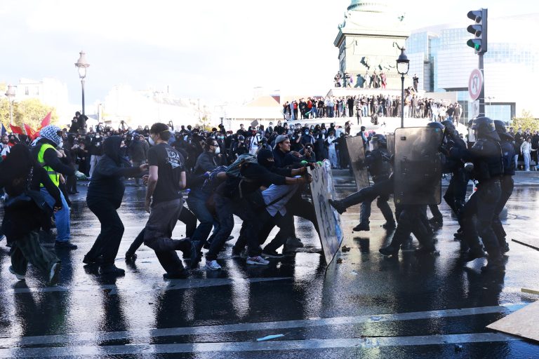 Σε αναβρασμό η Γαλλία: Στους δρόμους ξανά χιλιάδες μαθητές – Επεισόδια στην πλατεία της Βαστίλης