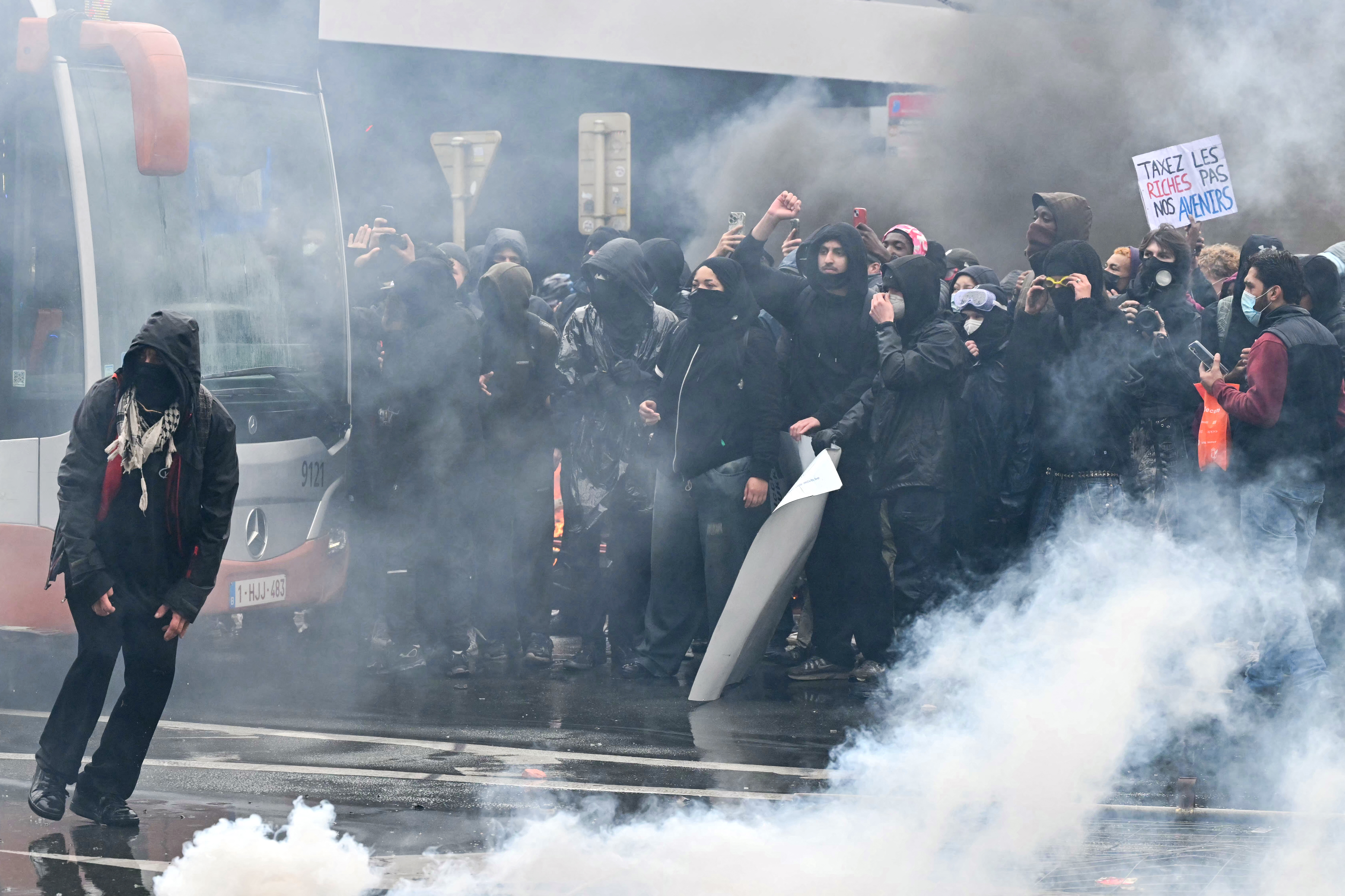 Βρυξέλλες: Χιλιάδες διαδηλωτές στους δρόμους για τα μέτρα λιτότητας – Συγκρούστηκαν με την αστυνομία