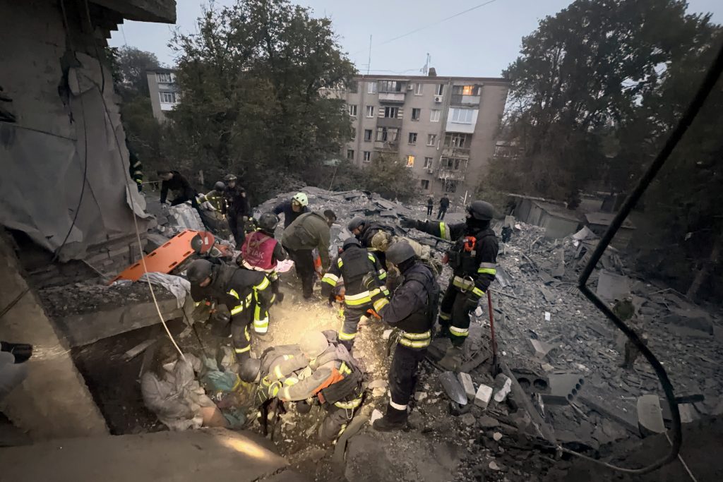 Ουκρανία: Τουλάχιστον 15 νεκροί σε ρωσικές επιθέσεις μετά τη συμφωνία Τραμπ-Πούτιν για το ντίζελ – Ζελένσκι: Είναι το ευχαριστώ για την άρση των κυρώσεων