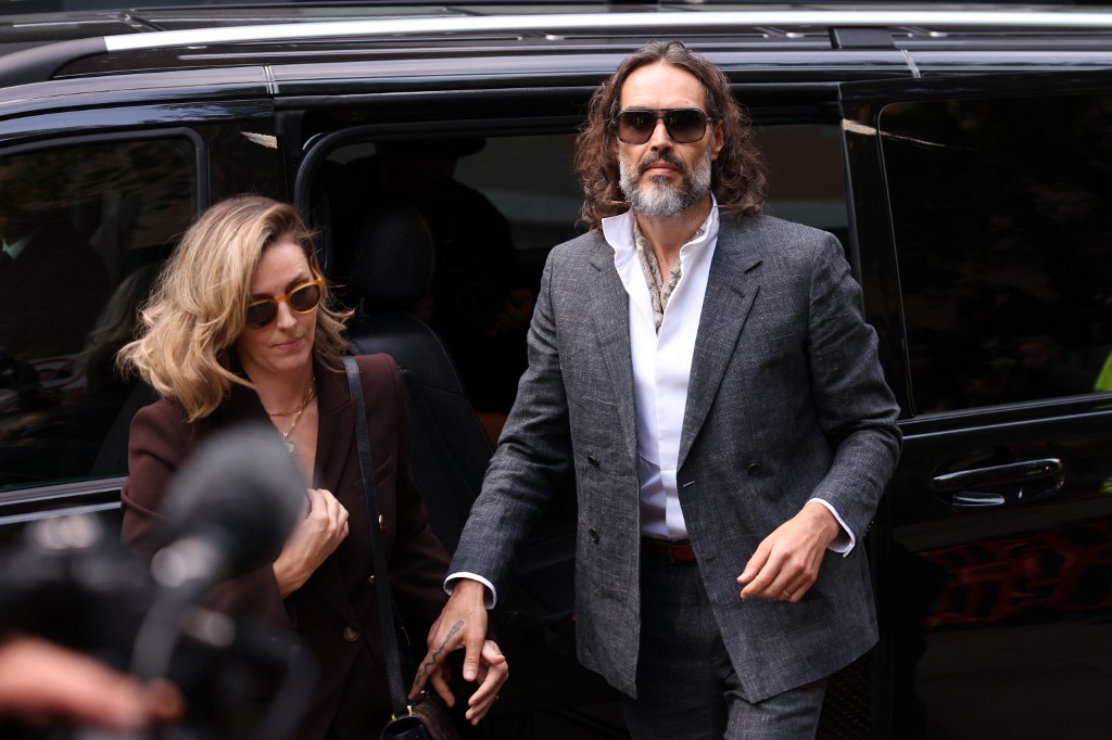 Στο δικαστήριο ημίγυμνες φωτογραφίες του Ράσελ Μπραντ που τράβηξε η γυναίκα που τον καταγγέλλει για βιασμό – «Ήταν αλαζονικός, σαν να έκανε παράσταση»
