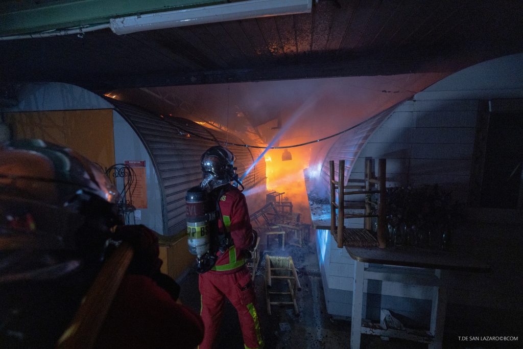 Γαλλία: Τεράστια πυρκαγιά καταστρέφει εμβληματική σκεπαστή αγορά στο κέντρο του Παρισιού
