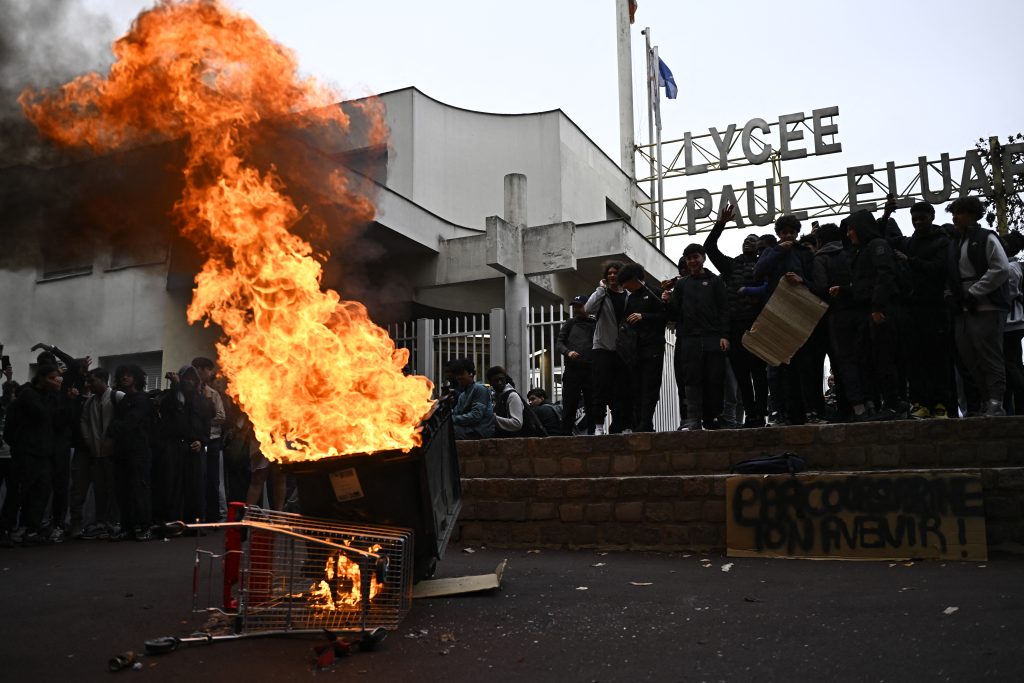 Γαλλία: Συνεχίζονται οι μαθητικές κινητοποιήσεις με μεγάλη πορεία στο Παρίσι – Στο πλευρό των διαδηλωτών η Γκρέτα Τούνμπεργκ