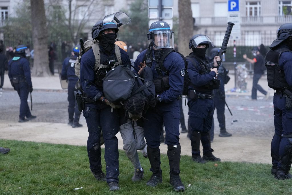 Γαλλία: 480.000 διαδηλωτές στους δρόμους – Κλειστά σχολεία και πανεπιστήμια σε ένδειξη συμπαράστασης