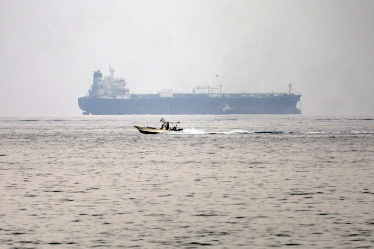 Πλήγματα σε επτά πλοία ανακοίνωσε το Ιράν – Προειδοποιεί τις ΗΠΑ για επιθέσεις σε βάσεις τους