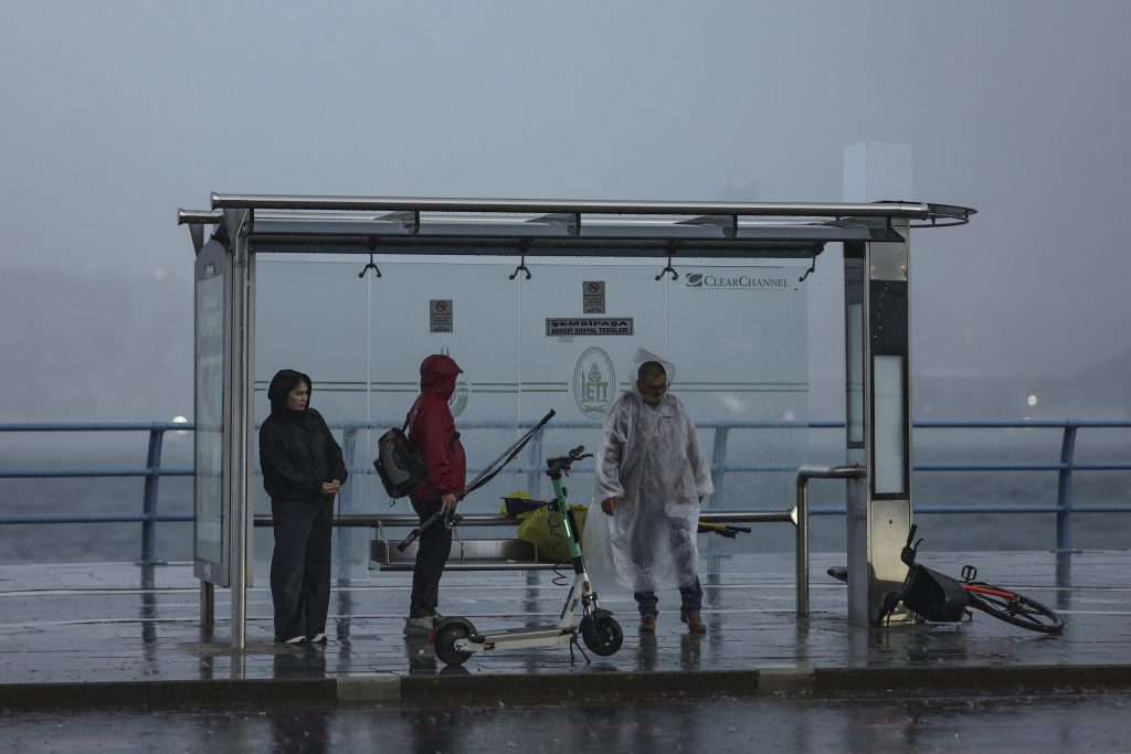 Κωνσταντινούπολη: Δύο νεκροί από τις φονικές πλημμύρες – Εικόνες χάους με δρόμους – ποτάμια, κλειστά σχολεία και εκτροπές πτήσεων