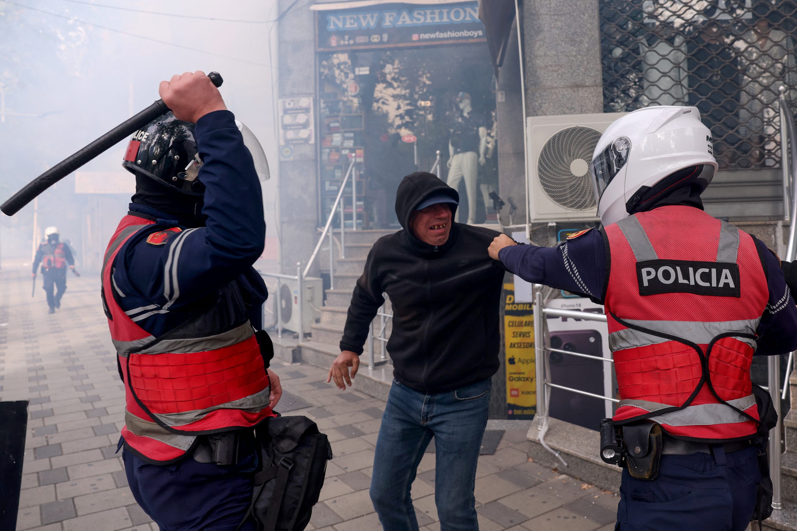 ALBANIA-DEMONSTRATION-EDUCATION-POLITICS Αρνείται να παραιτηθεί ο Έντι Ράμα και δηλώνει πως οι κυβερνήσεις αλλάζουν με εκλογές –